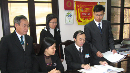 Thẩm phán Tòa án nhân dân thành phố Nam Định nghiên cứu hồ sơ