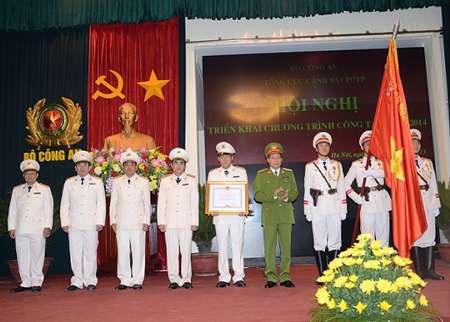 Thứ trưởng Lê Quý Vương trao Huân chương Chiến công hạng Nhất cho Cục Cảnh sát điều tra tội phạm về tham nhũng.