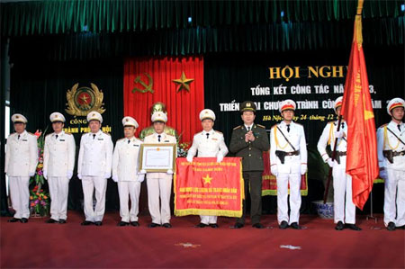  Đại tướng Trần Đại Quang, Ủy viên Bộ Chính trị, Bộ trưởng Bộ Công an trao Cờ và Bằng danh hiệu Anh hùng Lực lượng vũ trang nhân dân tặng Phòng Cảnh sát hình sự Công an TP Hà Nội