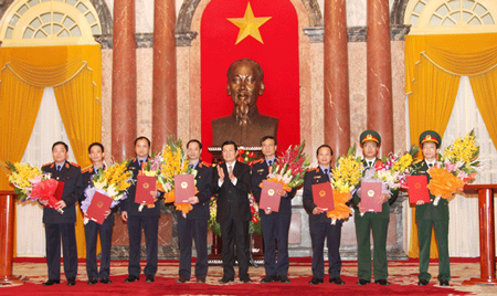 Đồng chí Trương Tấn Sang, Ủy viên Bộ Chính trị, Chủ tịch nước Cộng hòa XHCN Việt Nam trao Quyết định cho các đồng chí được bổ nhiệm 