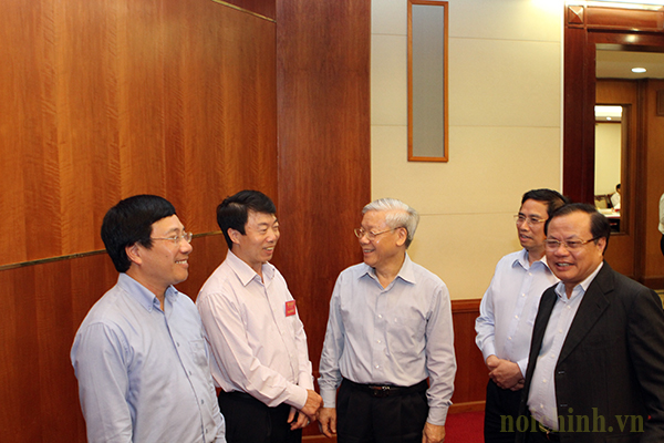 Đồng chí Nguyễn Phú Trọng trao đổi với Đại biểu bên lề Hội nghị