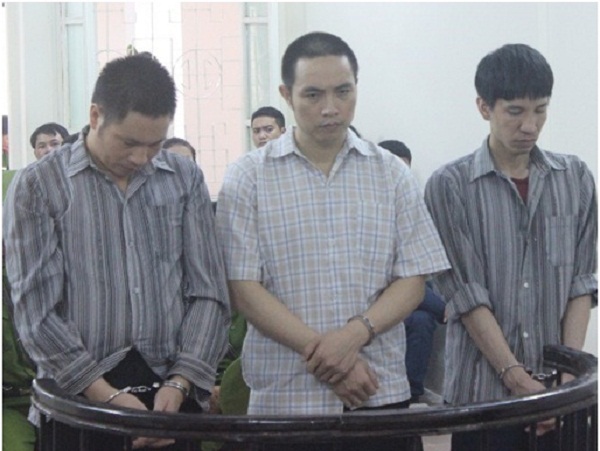 Bị cáo Huy (giữa) và hai đồng phạm tại phiên xử.
