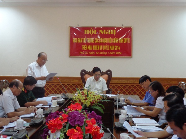 Đồng chí Phạm Tư Lành, Trưởng Ban Nội chính Tỉnh ủy trình bày báo cáo tại Hội nghị