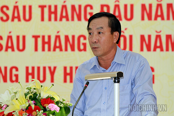 Đồng chí Lê Hồng Minh, Ủy viên Ban Thường vụ, Phó bí thư Đảng ủy cơ quan trình bày dự thảo Báo cáo tại Hội nghị