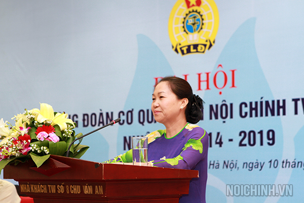 Đồng chí Nguyễn Thị Thu Hồng, Phó chủ tịch Liên đoàn Lao động Việt Nam, Chủ tịch Công đoàn Viên chức Việt Nam phát biểu tại Đại hội