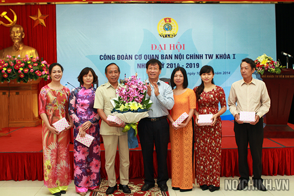Đồng chí Phạm Anh Tuấn, Bí thư Đảng ủy, Phó trưởng Ban Nội chính Trung ương tặng hoa các đồng chí trong Ban Chấp hành lâm thời thôi không tham gia Ban Chấp hành Công đoàn cơ quan nhiệm kỳ 2014 – 2016