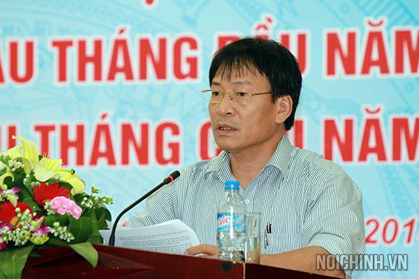 Đồng chí Phạm Anh Tuấn, Phó trưởng Ban Nội chính Trung ương trình bày Báo cáo tại Hội nghị