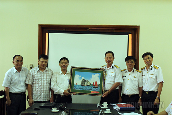 Ban Nội chính Tỉnh ủy Quảng Ninh tặng quà lưu niệm cho Bộ Tư lệnh Vùng 1 Hải quân