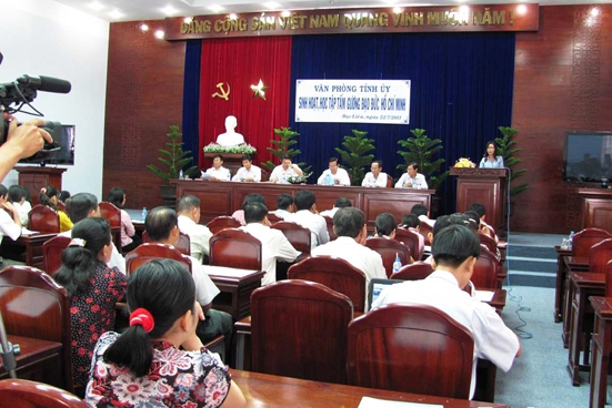 Đảng bộ Văn phòng Tỉnh ủy dự buổi sinh hoạt “Học tập và làm theo tấm gương đạo đức Hồ Chí Minh”.