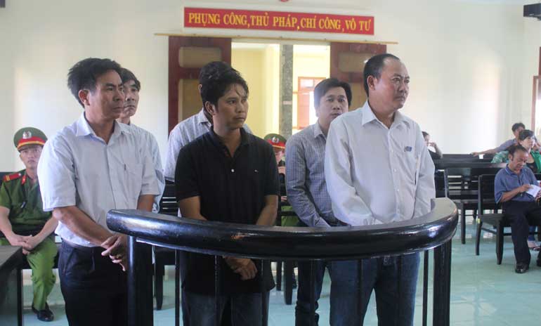 Các bị cáo trong phiên xử sơ thẩm ngày 28-10 ở vụ án buôn gỗ lậu liên tỉnh tại Phú Yên