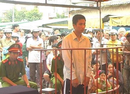 Bị cáo trong một phiên tòa do Tòa án nhân dân huyện Tháp Mười, tỉnh Đồng Tháp xét xử