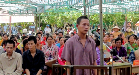 Một phiên tòa xét xử lưu động của Toà án nhân dân huyện Trần Văn Thời, tỉnh Cà Mau