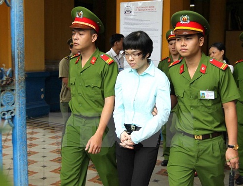Cảnh sát áp giải bị cáo Huỳnh Thị Huyền Như