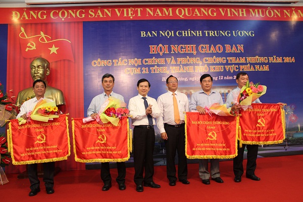 Đồng chí Lê Minh Trí, Phó trưởng Ban Nội chính Trung ương trao Bằng khen cho Ban Nội chính các tỉnh ủy, thành ủy có thành tích xuất sắc trong công tác nội chính và PCTN năm 2014