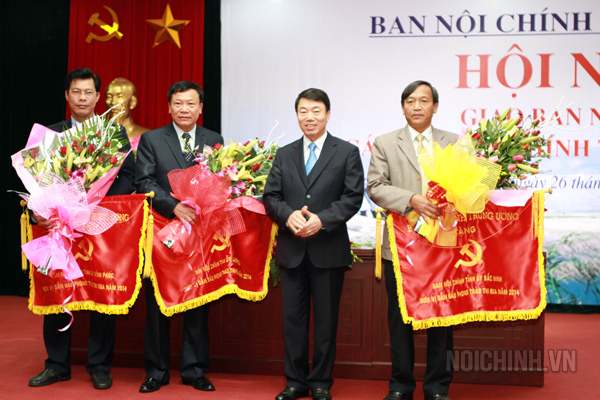 Đồng chí Nguyễn Doãn Khánh, Ủy viên Trung ương Đảng, Phó trưởng Ban Nội chính Trung ương tặng Cờ thi đua cho Ban Nội chính Tỉnh ủy có thành tích xuất sắc trong công tác nội chính và phòng, chống tham nhũng năm 2014