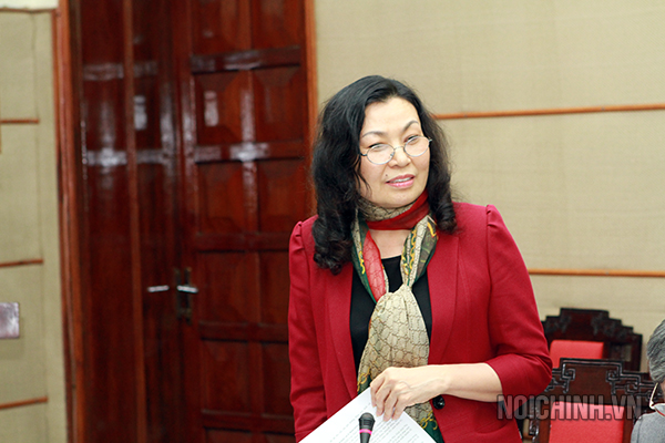 Đồng chí Nguyễn Thị Minh, Bí thư Ban Cán sự đảng, Thứ trưởng, Tổng Giám đốc Bảo hiểm xã hội Việt Nam phát biểu tại Hội nghị.