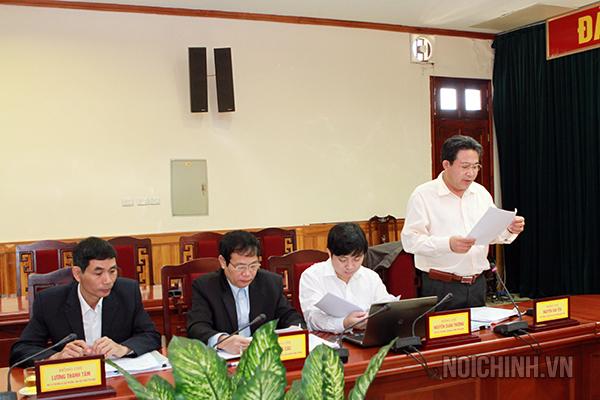 Đồng chí Nguyễn Văn Yên, Tổ trưởng Tổ giúp việc trình bày dự thảo Báo cáo kết quả kiểm tra, giám sát tại buổi làm việc