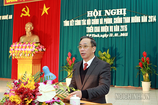 Đồng chí Trần Hồng Châu, Phó Bí thư Thường trực, Chủ tịch HĐND tỉnh phát biểu tại Hội nghị