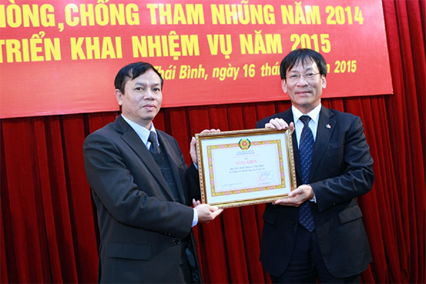 Đồng chí Phạm Anh Tuấn, Phó trưởng Ban Nội chính Trung ương tặng Bằng khen của Trưởng Ban Nội chính Trung ương cho Ban Nội chính Tỉnh ủy Thái bình đã có thành tích xuất sắc năm 2014.