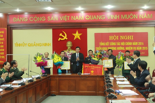 Đồng chí Nguyễn Đức Long, Phó Bí thư Tỉnh ủy trao Cờ và bằng khen cho các đơn vị