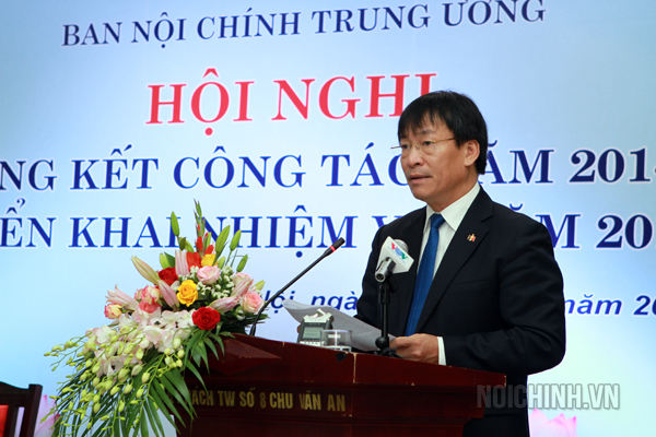 Đồng chí Phạm Anh Tuấn, Phó trưởng Ban Nội chính Trung ương trình bày báo cáo tại Hội nghị