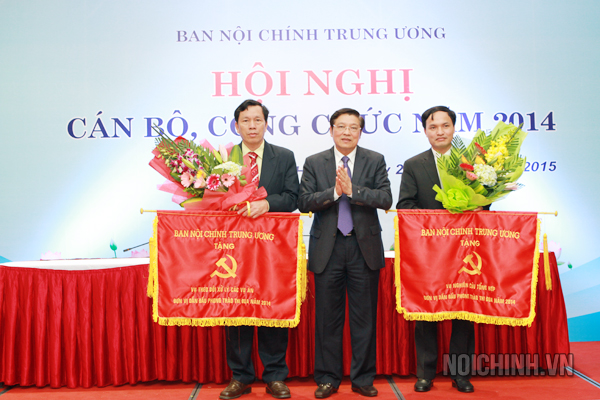 Đồng chí Phan Đình Trạc, Ủy viên Trung ương Đảng, Phó trưởng Ban Nội chính Trung ương tặng Cờ thi đua của Trưởng Ban Nội chính Trung ương cho đơn vị xuất sắc tiêu biểu năm 2014