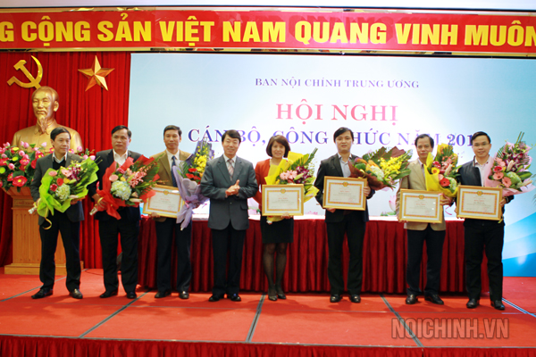 Đồng chí Nguyễn Doãn Khánh, Ủy viên Trung ương Đảng, Phó Trưởng Ban Nội chính Trung ương tặng Bằng khen của Trưởng Ban Nội chính Trung ương cho tập thể có thành tích xuất sắc năm 2014
