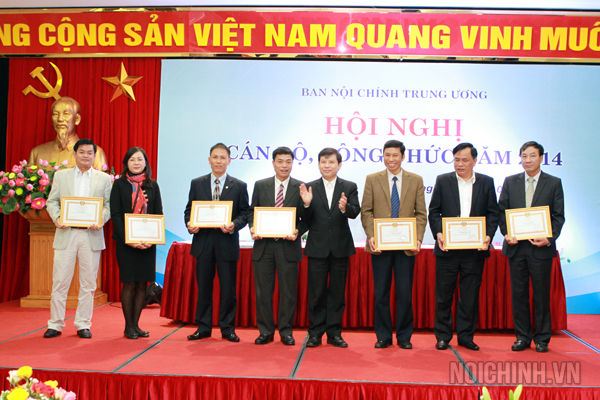 Đồng chí Lê Minh Trí, Phó Trưởng Ban Nội chính Trung ương tặng Bằng khen của Trưởng Ban Nội chính Trung ương cho cá nhân đạt danh hiệu Chiến sỹ thi đua cơ sở