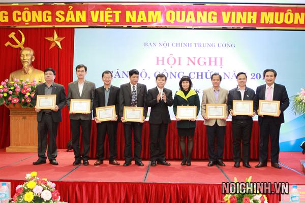 Đồng chí Lê Minh Trí, Phó Trưởng Ban Nội chính Trung ương tặng Bằng khen của Trưởng Ban Nội chính Trung ương cho cá nhân đạt danh hiệu Chiến sỹ thi đua cơ sở