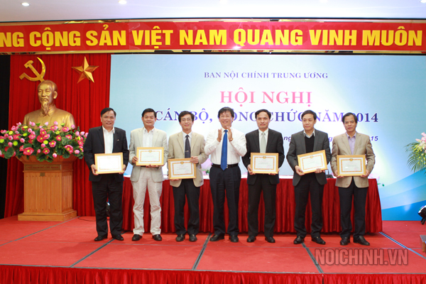 Đồng chí Phạm Anh Tuấn, Phó trưởng Ban Nội chính Trung ương tặng Bằng khen của Trưởng Ban Nội chính Trung ương cho tập thể  lao động xuất sắc