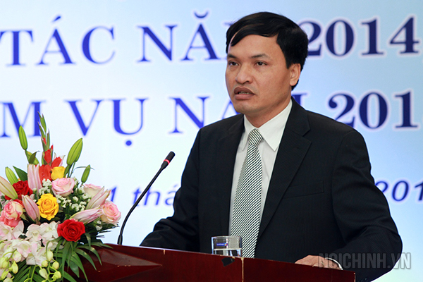 Đồng chí Tạ Văn Giang, Vụ trưởng Vụ Nghiên cứu tổng hợp (Vụ 3) tham luận tại Hội nghị