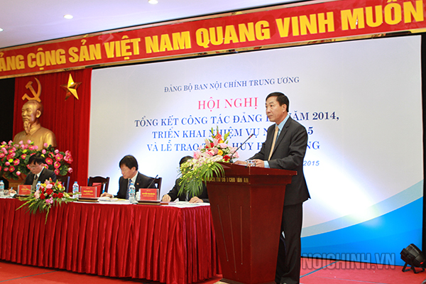 Đồng chí Lê Hồng Minh Phó bí thư Đảng ủy Ban Nội chính Trung ương trình bày báo cáo tại Hội nghị