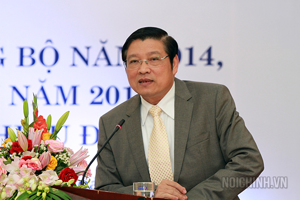 Đồng chí Phan Đình Trạc, Ủy viên Trung ương Đảng, Phó trưởng Ban Thường trực Ban Nội chính Trung ương phát biểu tại Hội nghị