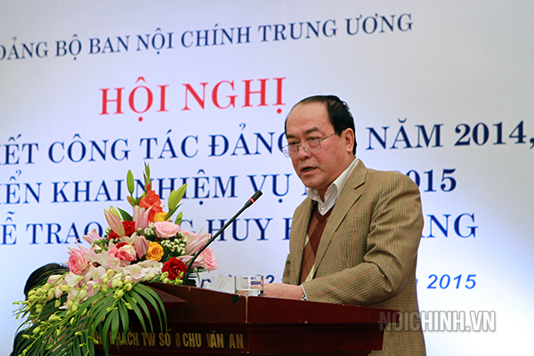 Đồng chí Nguyễn Khắc Hợp, Bí thư Vụ Theo dõi công tác phòng, chống tham nhũng (Vụ 5) tham luận tại Hội nghị