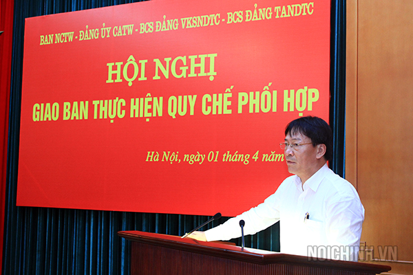 Đồng chí Phạm Anh Tuấn, Bí thư Đảng ủy, Phó trưởng Ban Nội chính Trung ương trình bày báo cáo tại Hội nghị