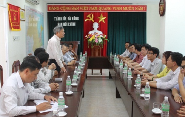 Đồng chí Trần Thanh Vân, Trưởng Ban Nội chính Thành ủy Đà Nẵng trao đổi một số kinh nghiệm công tác với Đoàn Ban Nội chính Tỉnh ủy Hải Dương