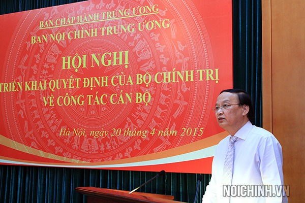 Đồng chí Tô Huy Rứa, Ủy viên Bộ Chính trị, Bí thư Trung ương Đảng, Trưởng Ban Tổ chức Trung ương phát biểu tại Hội nghị