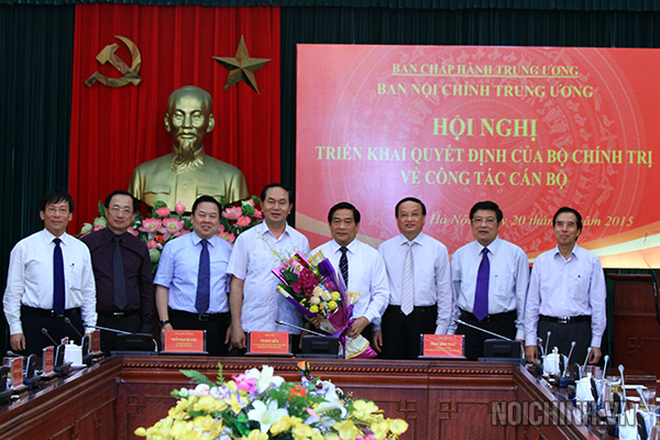 Các đồng chí lãnh đạo chụp ảnh lưu niệm với Phó trưởng Ban Nội chính Trung ương Hà Ngọc Chiến