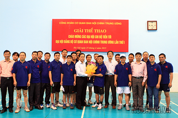  Đồng chí Nguyễn Thanh Hải, Ủy viên Ban thường vụ Đảng ủy cơ quan Ban Nội chính Trung ương tặng hoa chúc mừng các cầu thủ tham gia thi đấu