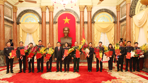 Chủ tịch Nước Trương Tấn Sang trao Quyết định và chúc mừng các đồng chí được bổ nhiệm Kiểm sát viên Viện kiểm sát nhân dân tối cao