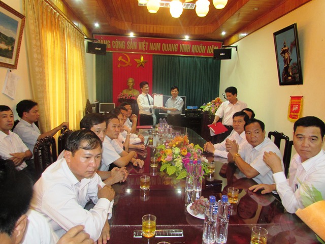 Đồng chí Trần Văn Chung, Phó Bí thư Thường trực Tỉnh ủy trao Quyết định điều động, bổ nhiệm đồng chí Trần Anh Dũng giữ chức vụ Trưởng Ban Nội chính Tỉnh ủy Nam Định