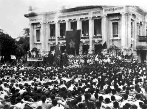 Nhân dân Hà Nội tham gia mít tinh ủng hộ Mặt trận Việt Minh tại Nhà hát Lớn Hà Nội, ngày 17-8-1945. (Ảnh tư liệu)