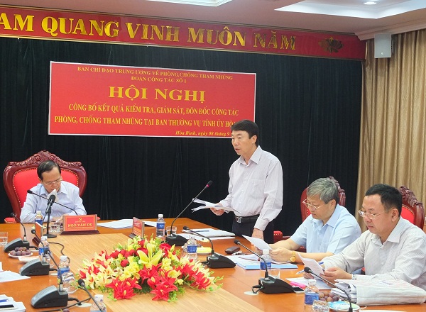 Đồng chí Nguyễn Doãn Khánh, Ủy viên Trung ương Đảng, Phó trưởng Ban Nội chính Trung ương, Phó trưởng Đoàn công tác công bố dự thảo báo cáo