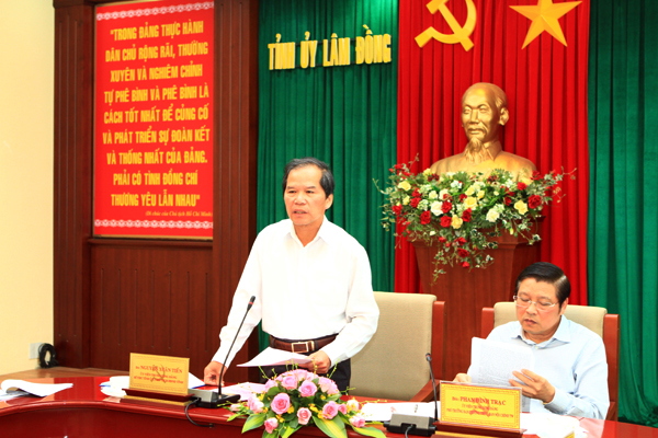 Đồng chí Nguyễn Xuân Tiến, Ủy viên Trung ương Đảng, Bí thư Tỉnh ủy, Chủ tịch HĐND tỉnh phát biểu tại Hội nghị