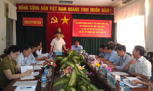 Đồng chí Nguyễn Doãn Khánh, Ủy viên Trung ương Đảng, Phó trưởng Ban Nội chính Trung ương, Phó Chủ tịch Hội Luật gia Việt Nam phát biểu tại buổi làm việc