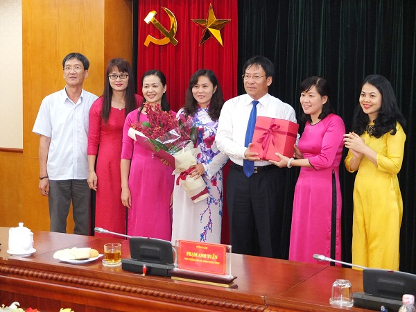 Đồng chí Phạm Anh Tuấn, Phó trưởng Ban Nội chính Trung ương tặng hoa và quà cho các đồng chí nữ cán bộ, công chức, viên chức và nhân viên