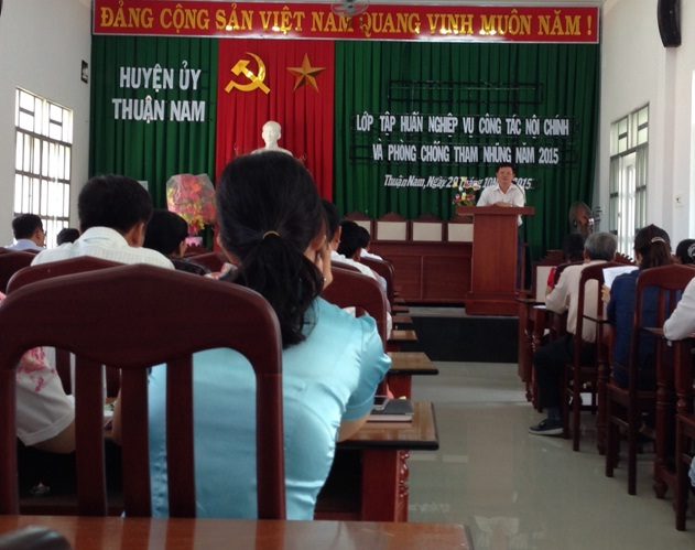 Đồng chí Trịnh Hữu Thuyết, Phó trưởng Ban Nội chính tỉnh ủy báo cáo cho lớp tập huấn công tác nội chính và phòng, chống tham nhũng tại Huyện Thuận Nam