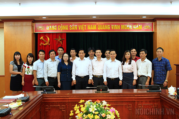 Đồng chí Hà Ngọc Chiến, Uỷ viên Trung ương Đảng, Phó trưởng Ban Nội chính Trung ương cùng lãnh đạo các vụ, đơn vị dự buổi làm việc chụp ảnh lưu niệm với Ban Nội chính tỉnh ủy Sơn La
