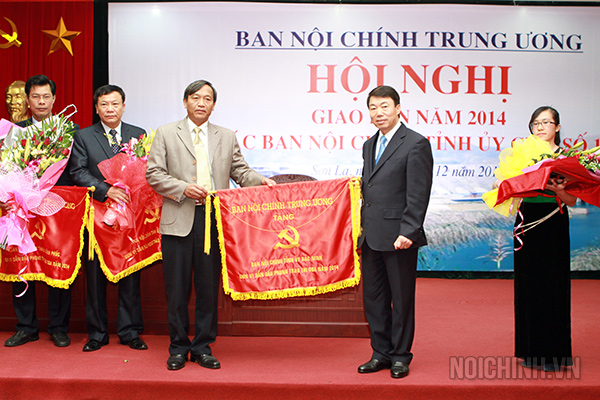 Ban Nội chính Trung ương tặng cờ thi đua đơn vị dẫn đầu phong trào thi đua năm 2014 cho Ban Nội chính tỉnh ủy Bắc Ninh