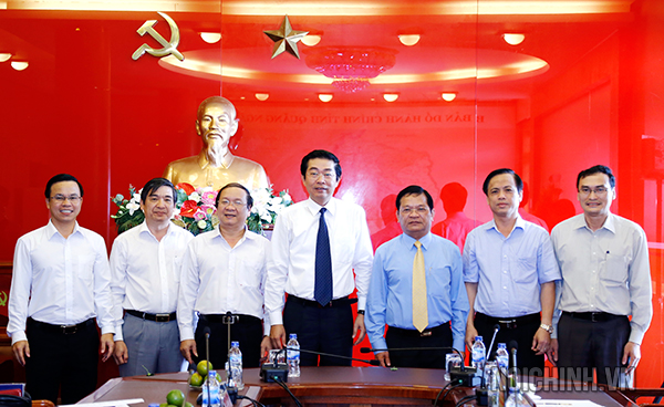 Đồng chí Võ Văn Dũng, Ủy viên Trung ương Đảng, Phó trưởng Ban Nội chính Trung ương và đoàn công tác chụp ảnh với Thường trực Tỉnh ủy Quảng Ngãi